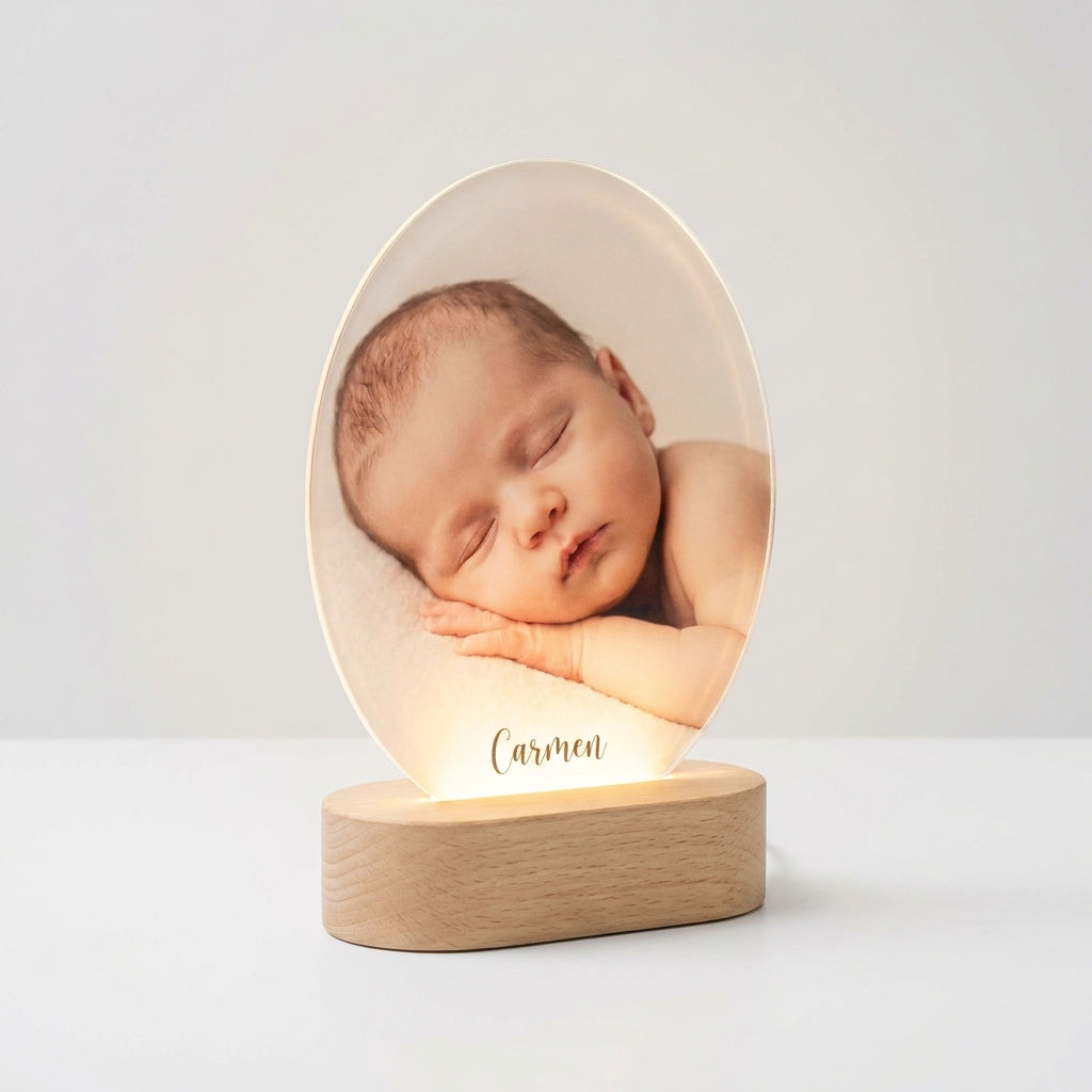 Lámpara de bebé ovalada con foto y nombre Carmen personalizada LED metacrilato madera haya