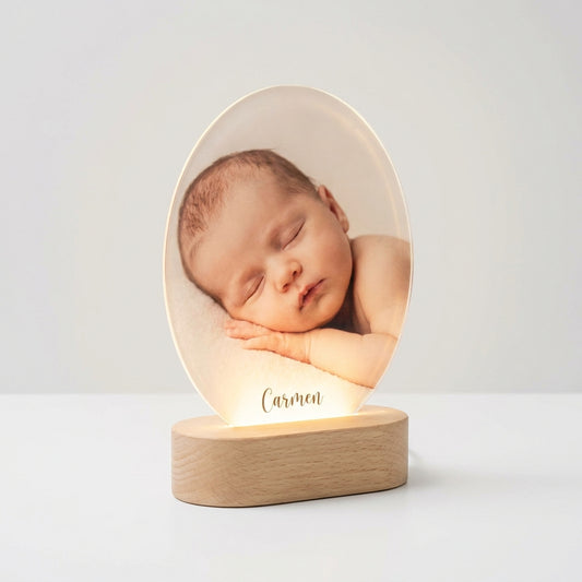 Lámpara de bebé ovalada con foto y nombre Carmen personalizada LED metacrilato madera haya